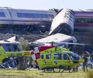 Bomberos y una unidad militar trabajan en el rescate tras el choque de dos trenes de alta velocidad; los heridos fueron llevados a varios hospitales.