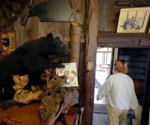 Algunos incluso llaman con meses de antelación y preguntan si todavía tendrán carne de oso para esa fecha.
