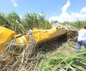 Restos metálicos retorcidos, fragmentos del fuselaje dispersos entre los cultivos y el fuerte olor a combustible marcaban la escena donde una avioneta de fumigación se estrelló la mañana del domingo en campos bananeros de la aldea Cruz de Valencia, en La Lima, Cortés, al norte de Honduras.