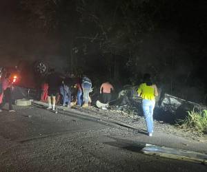 Las dos unidades quedaron completamente destruidas en la calle.