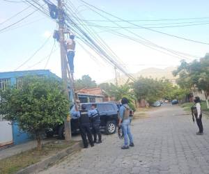 Elementos de varias unidad de la Policía Nacional (PN) en la deshabilitación de las cámaras de seguridad.