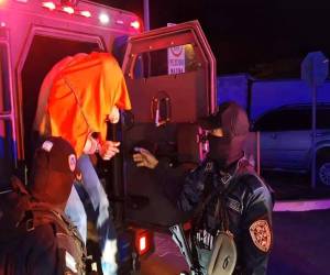 En un vehículo, Black Mamba, fueron llevados hasta una posta policial los involucrados en el crimen.