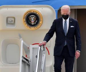 El presidente de los Estados Unidos, Joe Biden, llega a la base aérea de Yokota en Fussa, prefectura de Tokio, el 22 de mayo de 2022.