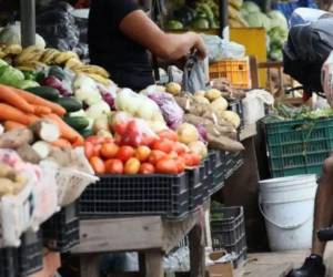 Variación de precios en la canasta básica: huevo y verduras a la baja en la feria capitalina.