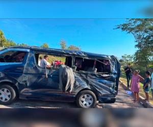 El microbús en el que viajaban quedó bastante dañado a causa del accidente.