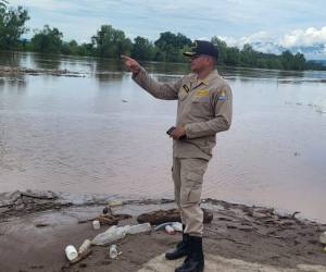 Equipos del Cuerpo de Bomberos realizaron la inspección en los bordos del río Ulúa a inmediaciones de los excampos bananeros en El Progreso, Yoro.