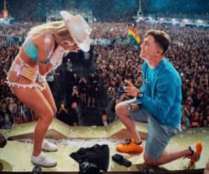 La pareja se comprometió frente a medio millón de personas en el cierre de Tomorrowland 2022.