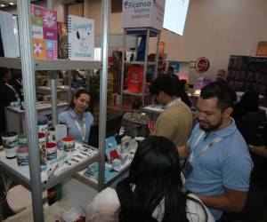 Las empresas y microempresas muestran sus productos y servicios al público que abarrotó el Centro de Convenciones del Hotel Honduras Maya, sede del evento.