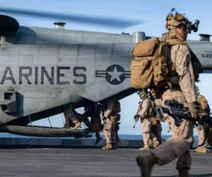 El buque USS Tripoli, que estaba en Japón, se dirige ya hacia Oriente Medio, señalaron dos de los funcionarios citados.