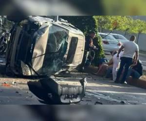 El vehículo quedó en medio de la calle en el bulevar Fuerzas Armadas.