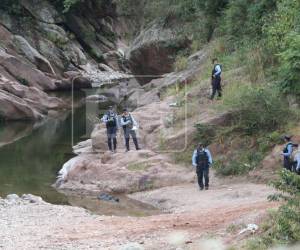 Un joven identificado como Jefry Enail Gómez Ramos, de 24 años, fue encontrado sin vida el domingo 7 de diciembre en las orillas del río Sabacuante, en la aldea El Tablón, Tegucigalpa. La Policía Nacional mantiene abiertas las líneas de investigación para esclarecer su asesinato. ¿Cuáles son las hipótesis?