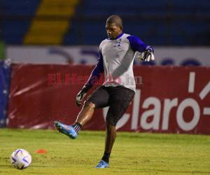Buba López calentando previo al partido que comienza a las 8:00 de la noche.