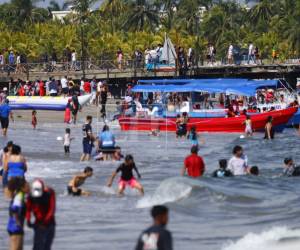 Cientos de visitantes que aprovechan los últimos días de descanso para disfrutar del sol y el mar en Tela. Aquí las imágenes.