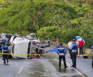 Las investigaciones sobre la tragedia ocurrida este miércoles 17 junio, en la cuesta de El Rodeo, Comayagua, continúan arrojando nuevos elementos. La Policía Nacional informó que una de las principales hipótesis apunta a que la grúa involucrada se desplazaba a alta velocidad, situación que habría impedido al conductor reaccionar a tiempo y evitar la colisión con el autobús policial.