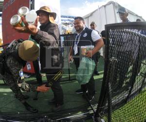 Con la inspección previo a ingresar al estadio nacional, las autoridades de la Secretaría de Seguridad buscan garantizar el orden durante los desfiles patrios.