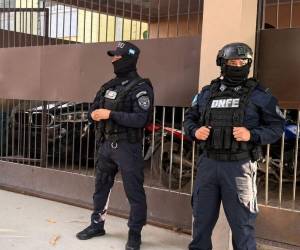 Durante las inspecciones realizadas en los cuatro inmuebles, las autoridades localizaron vehículos de dos y cuatro ruedas, dinero en efectivo y armas de fuego.
