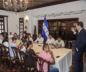 Representantes del Gobierno y dirigentes magisteriales instalaron este mediodía la Mesa Nacional de Diálogo para buscar consensos y evitar una huelga de brazos caídos anunciada para este lunes 1 de junio. ¿Quiénes forman parte de ella?