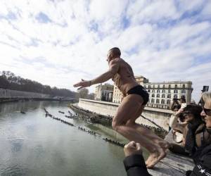 Marco Fois, 'Mr Ok', saltó desde el puente Cavour en Roma, deseando un año sin guerras, mientras el Papa llamaba a evitar la violencia en 2026.