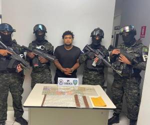 Agentes de la PMOP junto al distribuidor de droga.