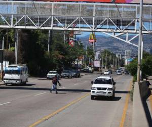 Aunque el puente peatonal del bulevar Suyapa, frente a la UNAH cuenta con una malla metálica que protege a los peatones de caídas e intentos de suicidio, la falta de seguridad les impide utilizarlo con confianza.