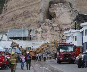 Trabajos de búsqueda sin parar, horas realizando labores de enfriamiento y excavación para poder recuperar los tres cuerpos que quedaron soterrados, luego de que un cerro colapsara y provocara un incendio de gran magnitud el martes en unas bodegas del anillo periférico. Aquí una recopilación de fotos: