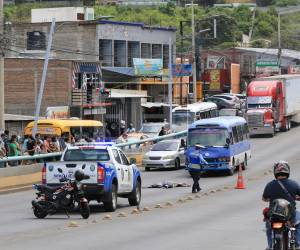 El cuerpo de la víctima quedó en medio del carril que dirige de la colonia La Laguna hacia la salida al norte de la capital.