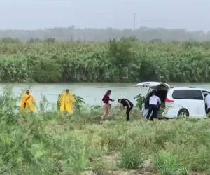 Los ahogamientos ocurrieron el jueves, cuando un enorme grupo intentó atravesar el río Bravo cerca de Eagle Pass, en el estado de Texas.