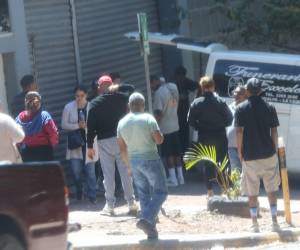 El restos mortales de Deiby Hernández (20), fueron retirados de Medicina Forense, la mañana de este domingo.