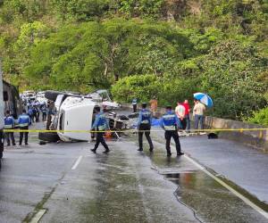 Lo que inició como una misión rutinaria para Servir y Proteger terminó convertido en una de las tragedias más dolorosas para la Policía Nacional. La tarde de este miércoles 17 de junio, siete agentes perdieron la vida y al menos diez más resultaron heridos en un accidente de tránsito registrado en la cuesta de El Rodeo, en Comayagua.