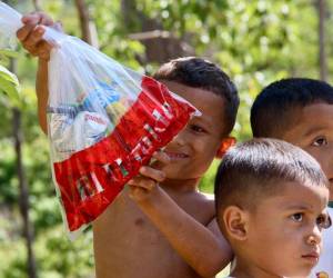 Aunque la principal ayuda estaba enfocada en víveres y prendas de vestir para estas familias afectadas por la sequía en el Corredor Seco, hoy, con el apoyo nuestros lectores de EL HERALDO, se entregaron varias bolsas llenas de dulces que alegraron el corazón de estos pequeños.