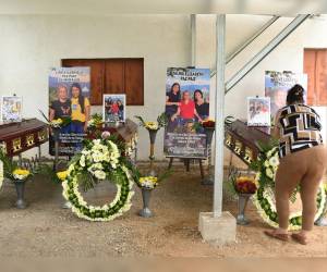 Los restos de siete de las ocho personas asesinadas el domingo en un ataque armado en el este de Guatemala fueron enterrados este martes de manera conjunta, en medio del dolor, consternación y acusaciones de familiares contra el Estado por una posible implicación de las fuerzas de seguridad.