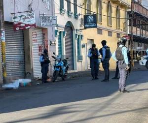 El cuerpo del hombre quedó al lado de la acera.