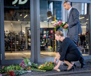 La primera ministra danesa, Mette Frederiksen, y el ministro de Justicia, Mattias Tesfaye, depositan flores en un memorial improvisado mientras visitan el lugar de un tiroteo en el centro comercial Fields, el día después de los tiroteos mortales, en Copenhague, Dinamarca, el 4 de julio de 2022.
