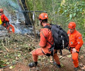 Bomberos trabajan en el lugar donde ocurrió el accidente de un helicóptero este sábado, en el Bosque de Tijuca, en Río de Janeiro.