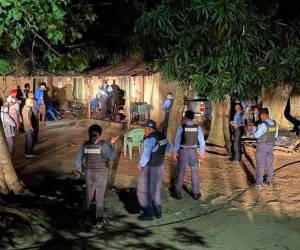 Agentes policiales acordonan la escena del triple homicidio ocurrido en la comunidad de Tejeras, en Olanchito, Yoro.