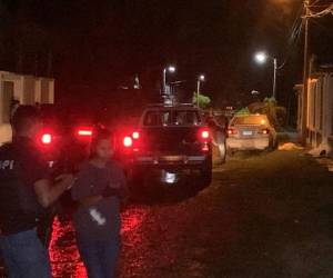 Apenas se bajaron de un taxi, la pareja fue ultimada a balazos por sujetos desconocidos que los interceptaron.