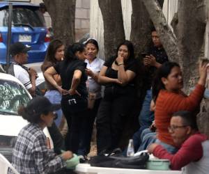 Familiares de Javier Antonio Hernández Ramos aguardaron la entrega del cuerpo, frente a la morgue del Ministerio Público (MP).