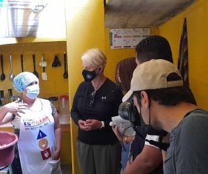 La embajadora de Estados Unidos ante los organismos de las Naciones Unidas para la Alimentación y la Agricultura en Roma, Cindy McCain, durante su visita a la comunidad de Plan del Jocote, en Chiquimula.