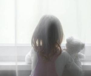 Niña de 7 años escapó de una casa en California donde, según las autoridades, sufría graves abusos físicos.