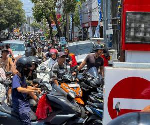La escasez de combustible en la isla indonesia de Bali ha provocado largas filas de vehículos en numerosas estaciones de servicio, donde residentes y turistas deben esperar durante horas para abastecerse de gasolina. La situación se ha registrado en los últimos días y ha generado dificultades en la movilidad de esta concurrida zona turística.