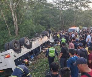 En la carretera CA-4, a la altura de Quimistán, Santa Bárbara, murieron 11 personas en un accidente vial.