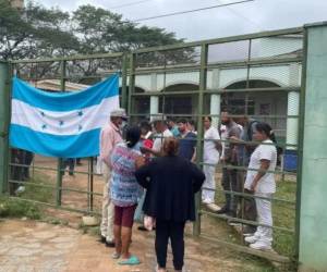 Médicos descentralizados de Olancho mantienen protestas pacíficas para exigir el pago de salarios, aguinaldos y otros beneficios adeudados.