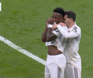 Vinicius besó el escudo del Madrid al anotar el 1-0.