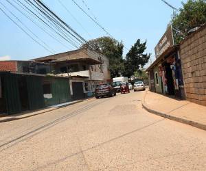 Familias de la colonia La Era denunciaron que deben comprar agua en barriles y cisternas ante la falta del servicio público.
