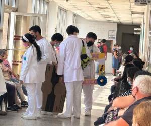 Según los médicos, alrededor de 250 internos y más de 200 profesionales en servicio social están a la espera de la firma del convenio.