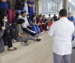 Los médicos se mantienen en asambleas informativas desde el pasado 7 de septiembre y entre las exigencias está el pago de salarios pendientes a los médicos y mejora de las condiciones laborales.