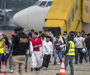El grupo arribó a la terminal aérea sampedrana en dos vuelos, uno de carácter militar y otro comercial, de acuerdo con los datos proporcionados sobre la llegada de los connacionales.