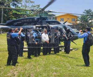Bajo un fuerte resguardo policial, el exalcalde de Tocoa, Colón, Adán Fúnez, fue trasladado este martes desde ese municipio en helicóptero hacia la ciudad de La Ceiba, tras ser detenido por el delito de asesinato del ambientalista Juan López. Junto con el exedil fueron aprehendidos dos sospechoso más.