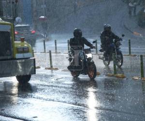 La sequía cada vez empeora en Honduras y las autoridades buscan alternativas para enfrentar sus efectos. La estimulación de las nubes comenzará con unos 20 vuelos sobre las zonas afectadas por la falta de lluvias. Los vuelos estarán a cargo de la empresa mexicana Startup Renaissance.Con la estimulación artificial de nubes, las autoridades buscan provocar lluvias sobre 2.3 millones de hectáreas en zonas afectadas por la sequía en Honduras. ¿Cómo se hará y cómo funciona?