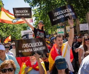 Decenas de miles de personas han pedido este sábado en Madrid la dimisión del presidente del gobierno, el socialista Pedro Sánchez, y la convocatoria de elecciones anticipadas, entre insultos y acusaciones de corrupción, en una marcha que ha acabado con 3 detenidos y 7 agentes heridos leves.